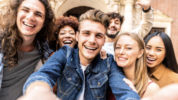 快乐的旅游团走在欧洲城市的街道上自拍——多种族的年轻人在外面的相机前微笑——大学生们在大学校园里享受一天图片下载
