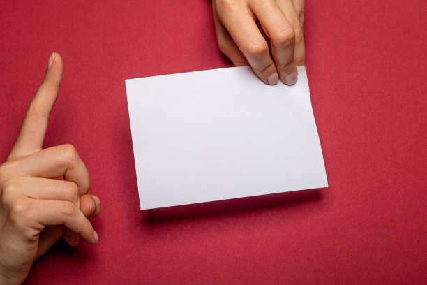 一个女人拿着暗红色背景的空白字母图片下载