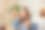 美丽的年轻女孩拍摄她的博客广播关于健康的食物在家里图片下载