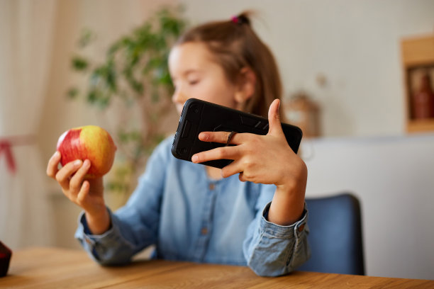 美丽的年轻女孩拍摄她的博客广播关于健康的食物在家里图片下载