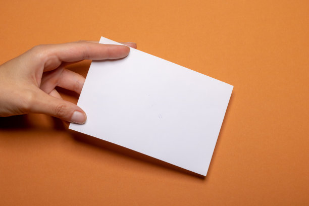 女人拿着橘色背景的空白信图片下载