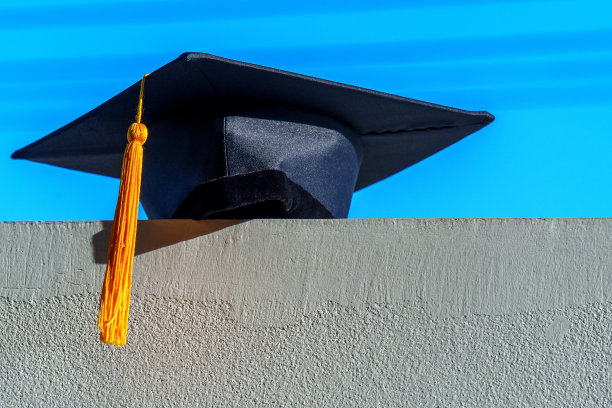 毕业帽抛在蓝天的背景上图片下载