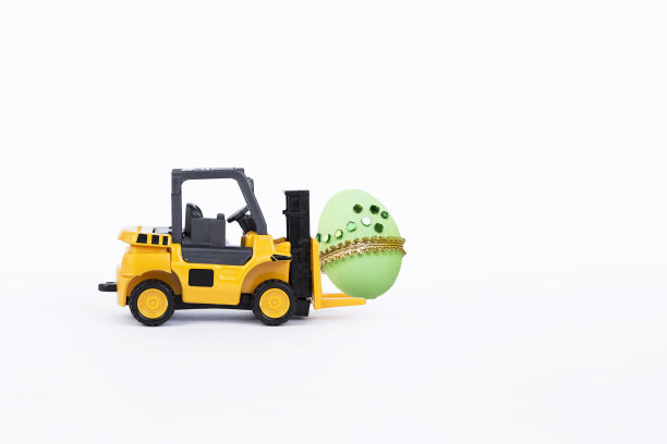 复活节彩蛋在黄色叉车上隔离在白色背景上图片下载