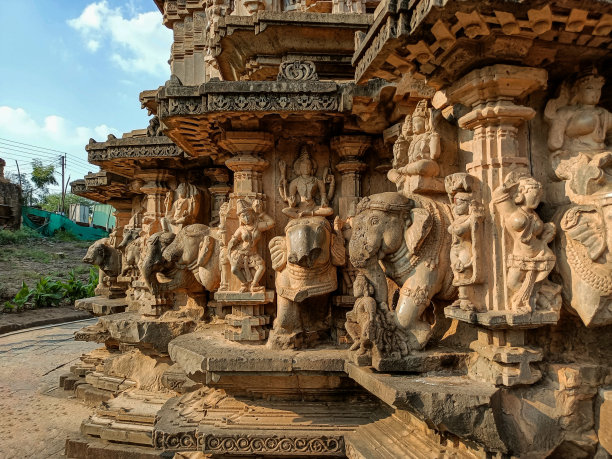 废弃的印度教三位一体的古代雕塑的照片，坐在大象上，偶像雕刻出加里彩色花岗岩阳光落在偶像上，照片在Khidrapur, Maharashtra，印度。图片下载
