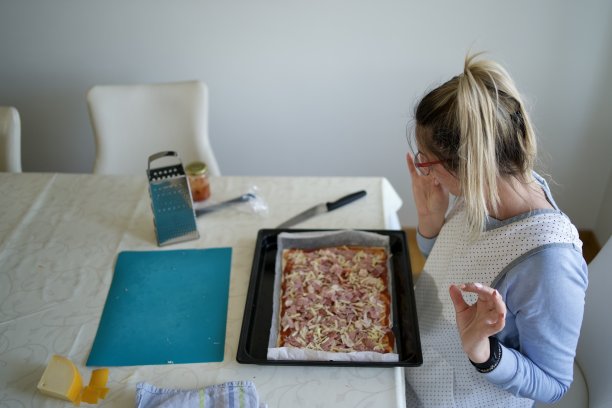 年轻的女性美食博主正在做披萨图片下载
