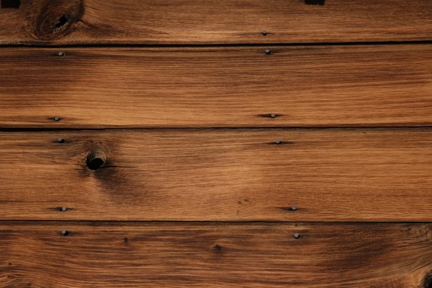 风化的木板矗立在沙漠中图片下载