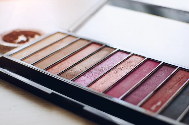 一套彩色眼影。特写,柔软的焦点。图片下载