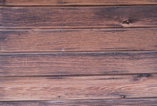 风化的木板矗立在沙漠中图片下载