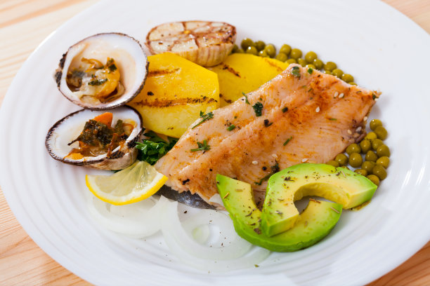 烤鳟鱼配蔬菜和蛤图片下载