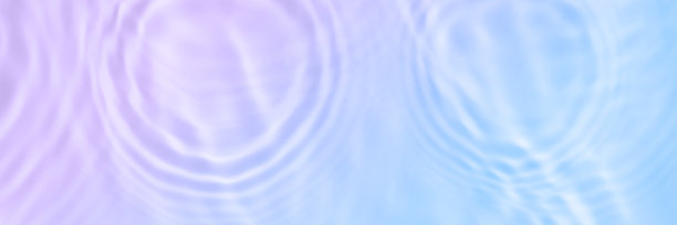 血清或水纹理接近。浅蓝色和粉红色梯度液体凝胶背景。透明美肤样品。化妆品透明液体奶油污渍。带有复制空间的长横幅图片下载