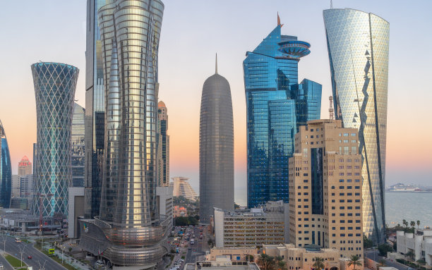 日落时分，卡塔尔的天空五彩缤纷。图片下载