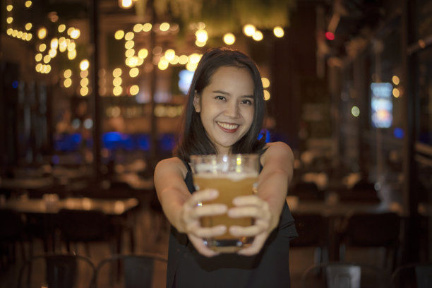慕尼黑啤酒节的金色啤酒杯。一品脱生小麦啤酒在友谊单身派对在酒吧。图片下载