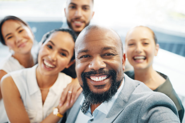 一群不同类型的商人站在办公室里自拍图片下载