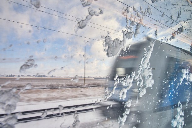 在冬天乘火车旅行，从冰冻的窗口看到的雪景模糊不清。图片下载