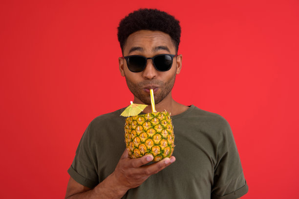 快乐的非洲人拿着鸡尾酒站着图片下载