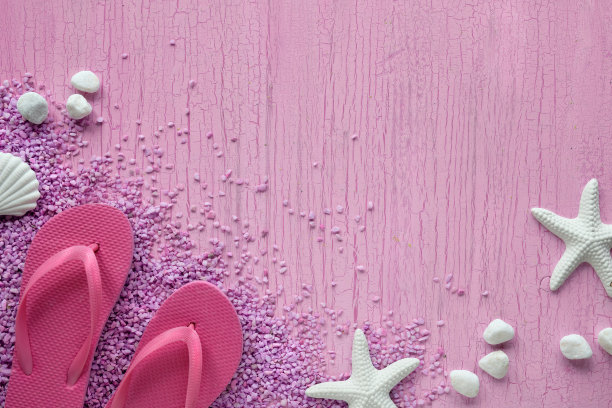 夏天在海边。粉色橡胶人字拖，带海星和鹅卵石的鹅卵石拖鞋，工作室的概念。粉红色纹理背景，复制空间图片下载