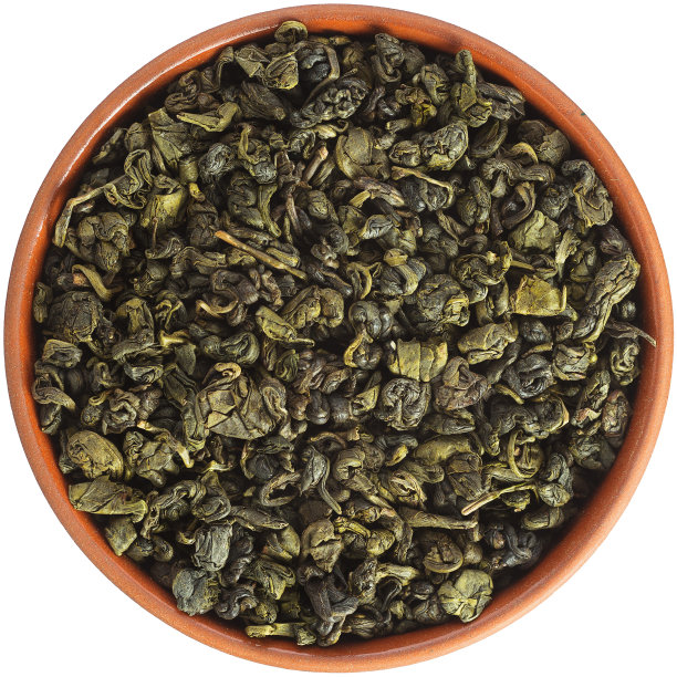 蜗牛头绿茶在一个棕色陶瓷碗孤立的白色背景。孤立的特写照片的食物近距离从上面的白色背景。图片下载