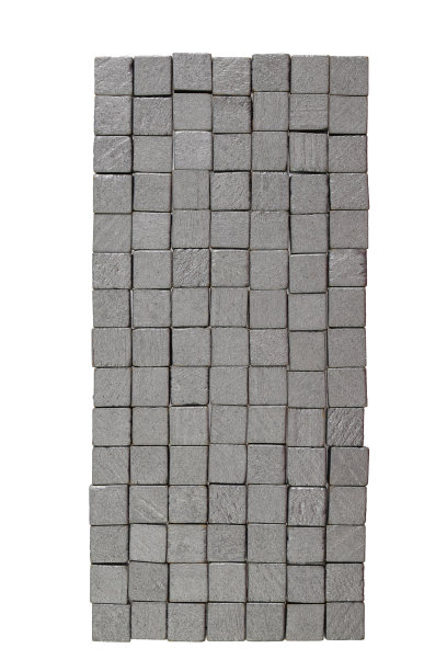 白色背景上涂有银色油漆的木头立方体图片下载