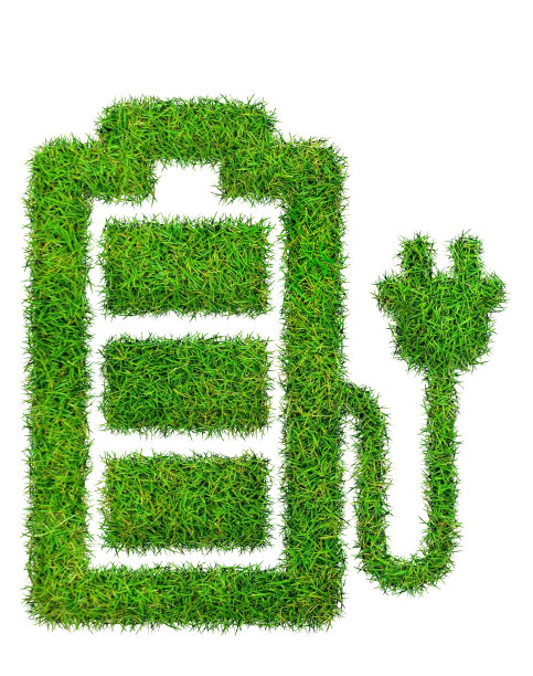 绿色草地上的电池图标。生态充电图标孤立在白色背景上。象征着绿色的草坪纹理。生态标志图片下载