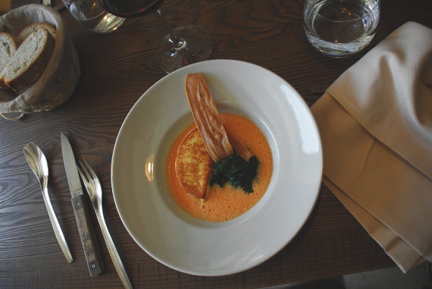 食物-法国-美食西红柿汤在夏布利的特写图片下载