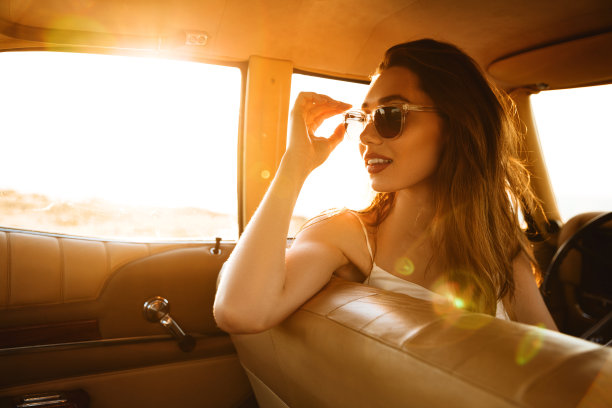 一个戴着墨镜的年轻美女坐在前排图片下载