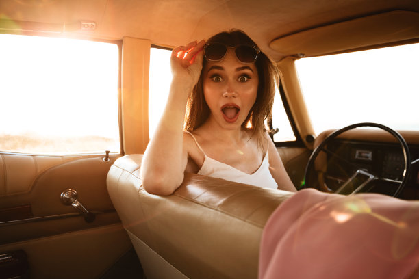 图片来自震惊的黑发女人的车图片下载