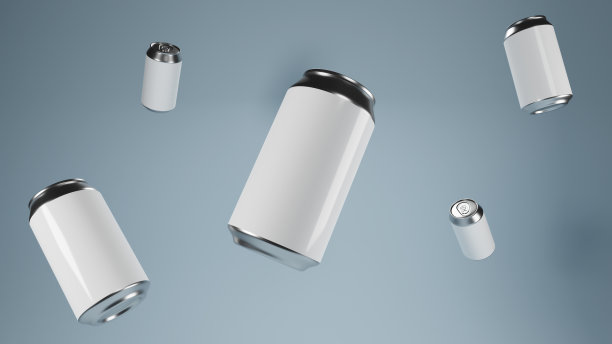 铝罐用空白白色标签进行装饰和编辑。在白色背景上作为提神饮料、啤酒或软饮料的产品。图片下载