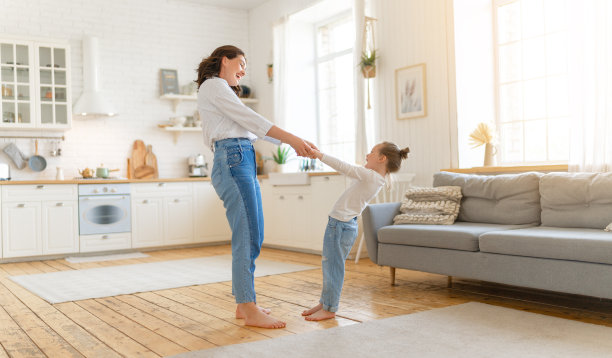 妈妈和女儿在跳舞。图片下载