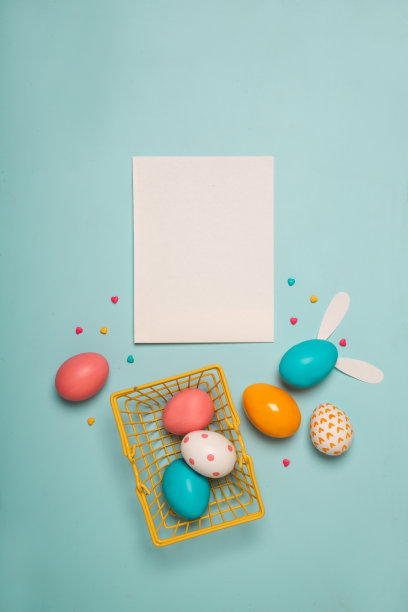 桌面俯视图镜头安排装饰快乐复活节假期的背景概念。平lay彩色兔蛋与配件庆祝蓝色蜡笔纸。画复活节彩蛋。图片下载