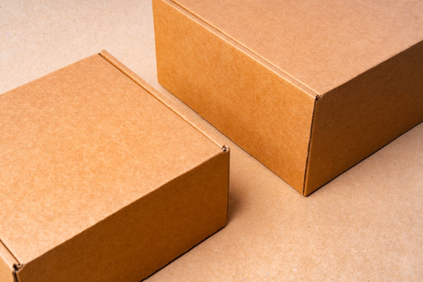 米色背景纸板盒在工作室图片下载