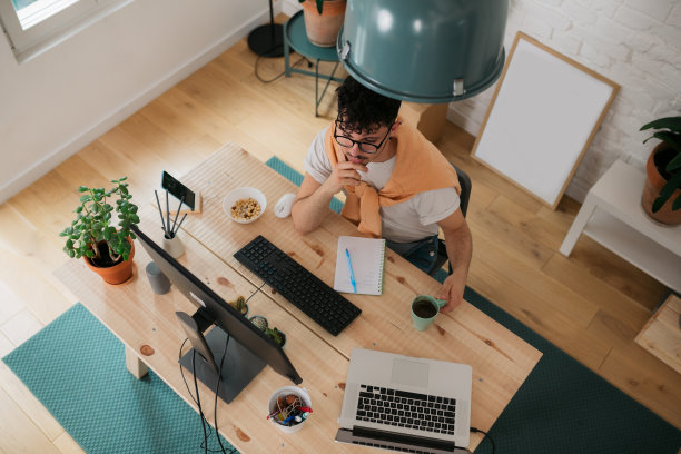 一个年轻的白人男性自由职业者在家里用电脑工作图片下载