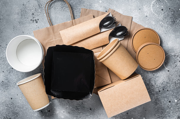 环保回收纸餐具。纸杯，盘子，袋子，快餐容器和餐具。灰色的背景。前视图。本空间图片下载