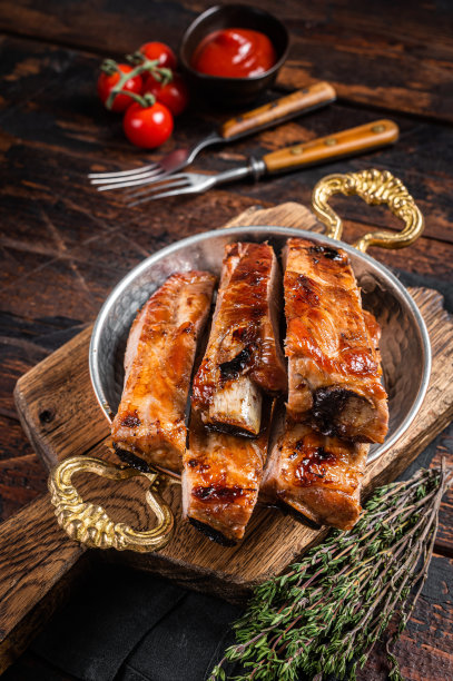 用煎锅烤叉烧排骨。木制背景。俯视图图片下载