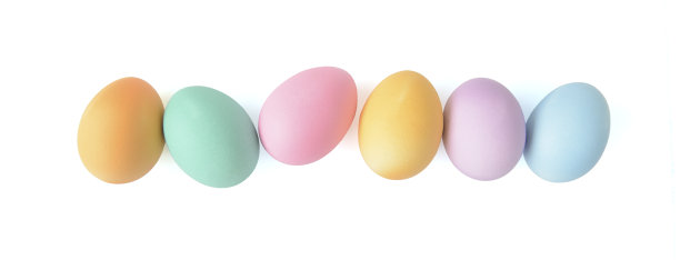 复活节彩蛋在一排孤立的白色背景，俯视图图片下载
