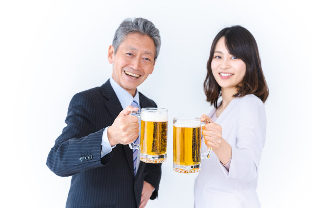 女员工和老板敬酒图片下载