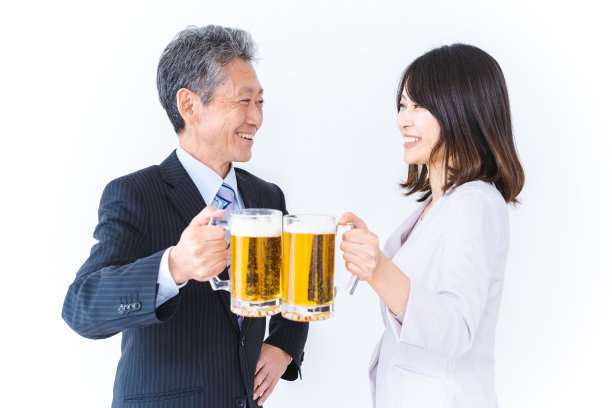 女员工和老板敬酒图片下载