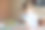 兴奋的微笑可爱的蹒跚学步的小女孩玩图片卡游戏。快乐健康的孩子训练记忆，思考。创造性的室内休闲和儿童教育。家里的家庭活动。图片下载