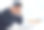 一个年轻的商人戴着耳机在办公室工作的照片图片下载