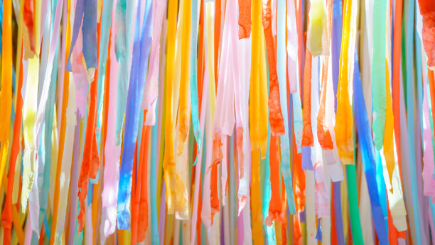 被切成各种颜色的条状的织物图片下载