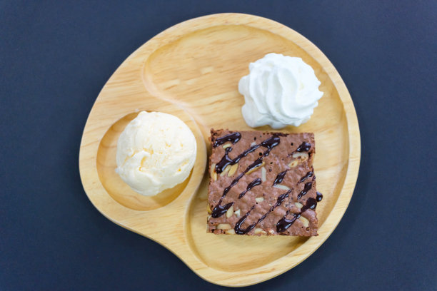 杏仁巧克力蛋糕和冰淇淋图片下载