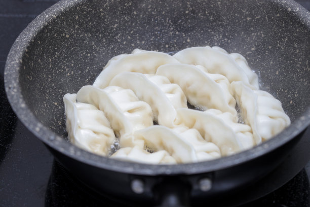 饺子在烹饪图片下载