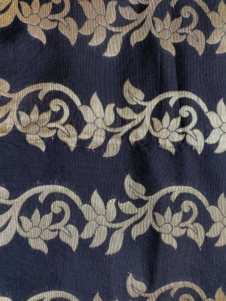 深蓝棉织物背景上的金色设计图片下载