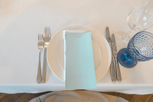 近距离安排的桌子上的盘子和玻璃杯在婚礼上图片下载