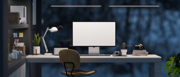 宽敞的现代办公空间与pc桌面计算在黑暗的房间在晚上。图片下载