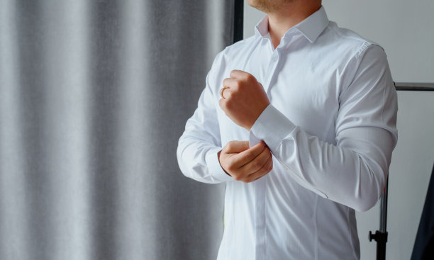 男人穿着一件白衬衫。图片下载