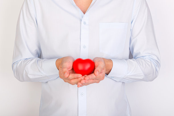 男人捧着红心。卫生保健图片下载