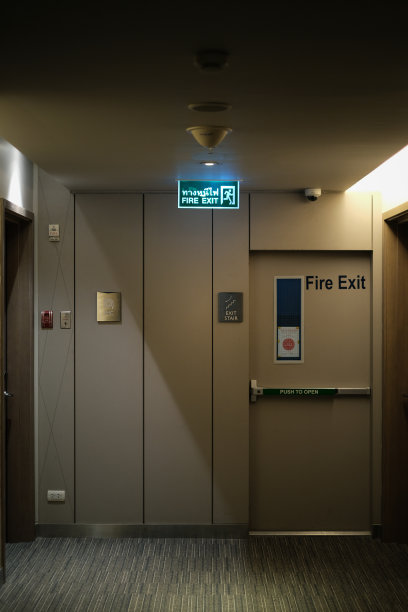 楼内走廊设有紧急出口标志。图片下载