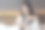 快乐美丽的年轻亚洲妇女放松地喝和看着一杯热咖啡或茶在早上的床上。图片下载