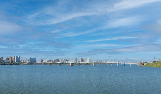 天气晴朗，城市河桥风光图片下载