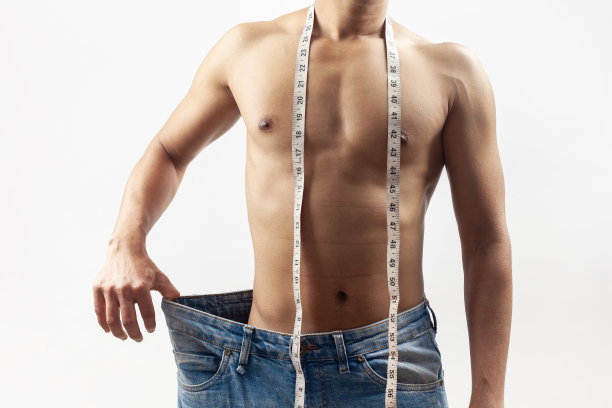 运动员穿着超大号牛仔裤裤子显示体重减轻图片下载